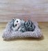 Котенок на подушке